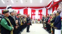 Perwakilan masyarakat adat Malinau menyampaikan aspirasi pengesahan RUU Masyarakat Adat di hadapan anggota DPRD, pejabat provinsi, dan anggota Komisi II DPR RI yang hadir dalam Rapat Paripurna Istimewa.