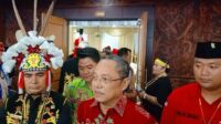 Deddy Sitorus memberikan penjelasan kepada media terkait pentingnya sinergi antara masyarakat adat, pemerintah daerah, dan DPR untuk memastikan hak-hak adat terlindungi.