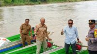 Wakil Bupati Nunukan Hermanus saat menyerahkan secara simbolis bantuan perahu ketinting lengkap kepada perwakilan masyarakat di Dermaga Daapiton, Mansalong.