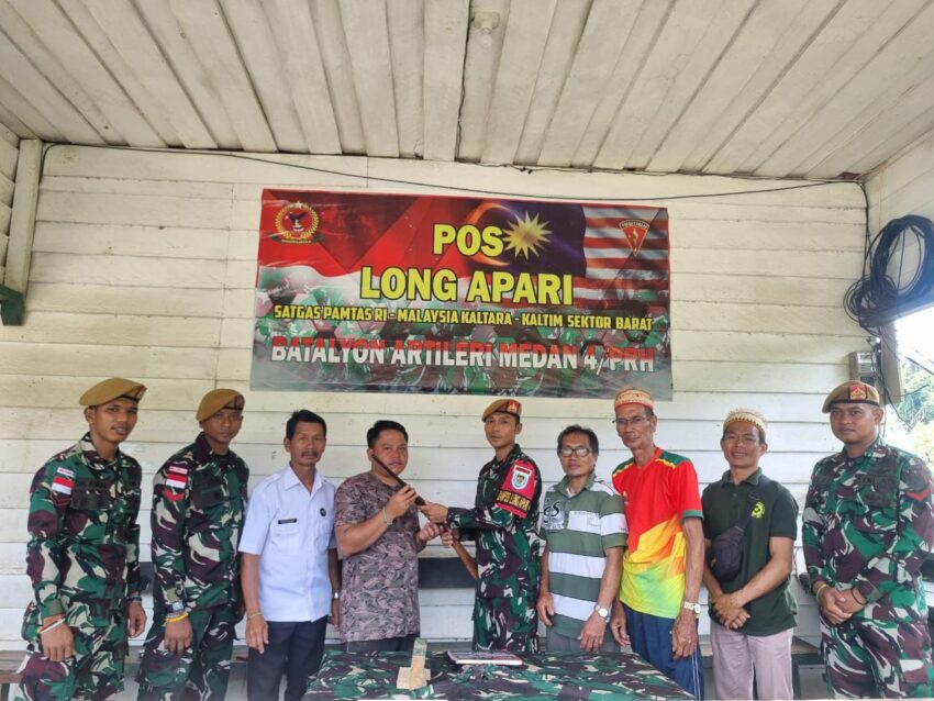 Warga Long Apari menyerahkan senjata api rakitan kepada Satgas Pamtas Yonarmed 4/Parahyangan sebagai simbol kepercayaan dan sinergi TNI–Rakyat di tapal batas.
