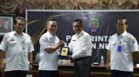 Pemkab Nunukan dan BNPP RI. Penyerahan cenderamata antara Pemerintah Kabupaten Nunukan dan Badan Nasional Pengelola Perbatasan (BNPP) menjadi simbol sinergi dalam penguatan tata kelola pembangunan kawasan perbatasan pada kegiatan FGD Indeks Pengelolaan Kawasan Perbatasan Tahun 2025.