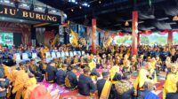 Penampilan Budaya Lembaga Adat Besar (LABT) Tidung memukau penonton di Panggung Budaya Padan Liu’ Burung pada Festival Budaya Irau ke-11 Malinau Tahun 2025. Momen ini menjadi simbol keberagaman dan kekayaan budaya yang turut menggaungkan nama Malinau hingga ke tingkat nasional dan internasional.