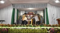 Momen kebersamaan Sekda Bulungan Risdianto bersama jajaran saat menutup MTQ ke-50 Kabupaten Bulungan di Kecamatan Tanjung Palas Utara. Kegiatan ini menjadi simbol semangat kebersamaan dan kecintaan terhadap Al-Qur’an.
