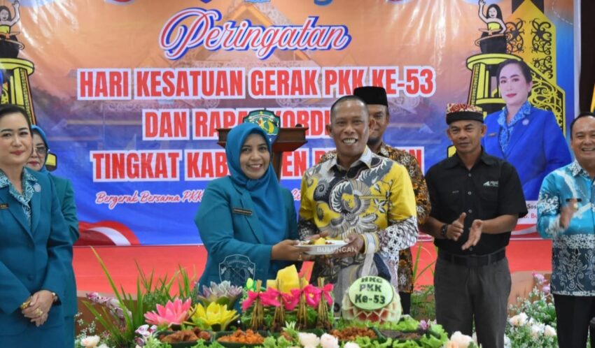 Bupati Bulungan Syarwani bersama Ketua TP PKK Bulungan Sri Nurhandayani Syarwani dalam peringatan HKG PKK ke-53 dan Rapat Konsultasi PKK Kabupaten Bulungan, Jumat (14/11), yang dirangkai dengan pemotongan tumpeng sebagai simbol kebersamaan dan semangat pengabdian PKK.