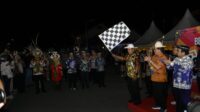Momen pembukaan Folk Carnival Benuanta Fest 2K25, saat Gubernur Zainal A. Paliwang melepas peserta karnaval yang menampilkan keragaman budaya Bumi Benuanta.