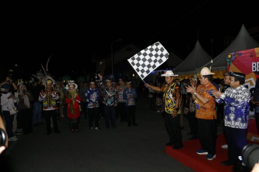 Momen pembukaan Folk Carnival Benuanta Fest 2K25, saat Gubernur Zainal A. Paliwang melepas peserta karnaval yang menampilkan keragaman budaya Bumi Benuanta.