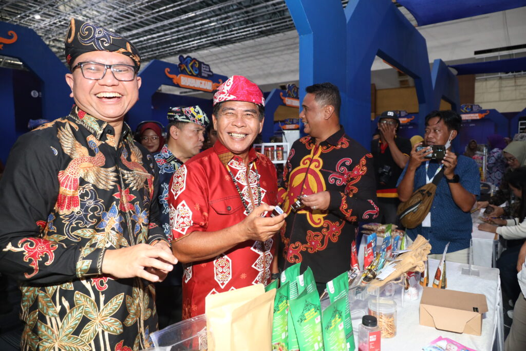 Gubernur Zainal A. Paliwang meninjau stand pelaku UMKM pada acara puncak penutupan Karya Kreatif Benuanta (KKB) 2025 di Tarakan Art Convention Center (TACC). Gubernur mengajak masyarakat mencintai dan menggunakan produk lokal sebagai wujud dukungan terhadap ekonomi daerah.