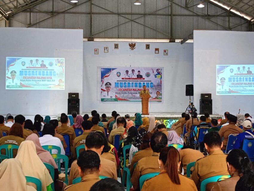 Bupati Wempi W. Mawa saat membuka Musrenbang Kecamatan Malinau Kota Tahun 2025 di Aula SMPN 1 Malinau Kota. Kegiatan ini menjadi forum penting untuk menajamkan usulan masyarakat sebagai dasar penyusunan RKPD Tahun 2027.