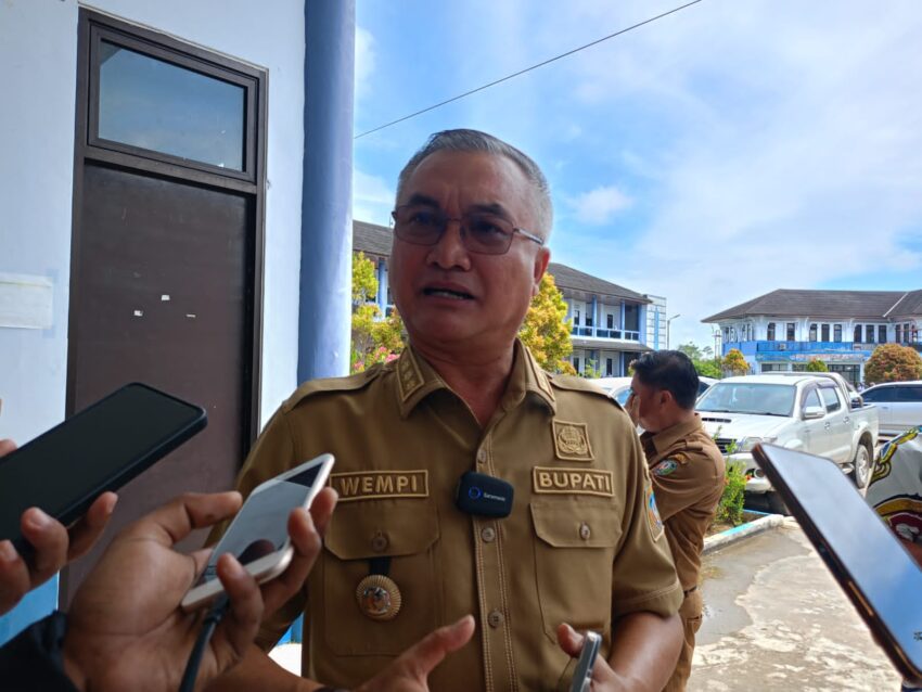 Bupati Malinau. Bupati Malinau, Wempi W. Mawa, menegaskan pentingnya transparansi dalam penyaluran bantuan sosial. Pemkab Malinau tengah mengkaji sistem penandaan rumah warga miskin untuk mencegah data ganda penerima bantuan.