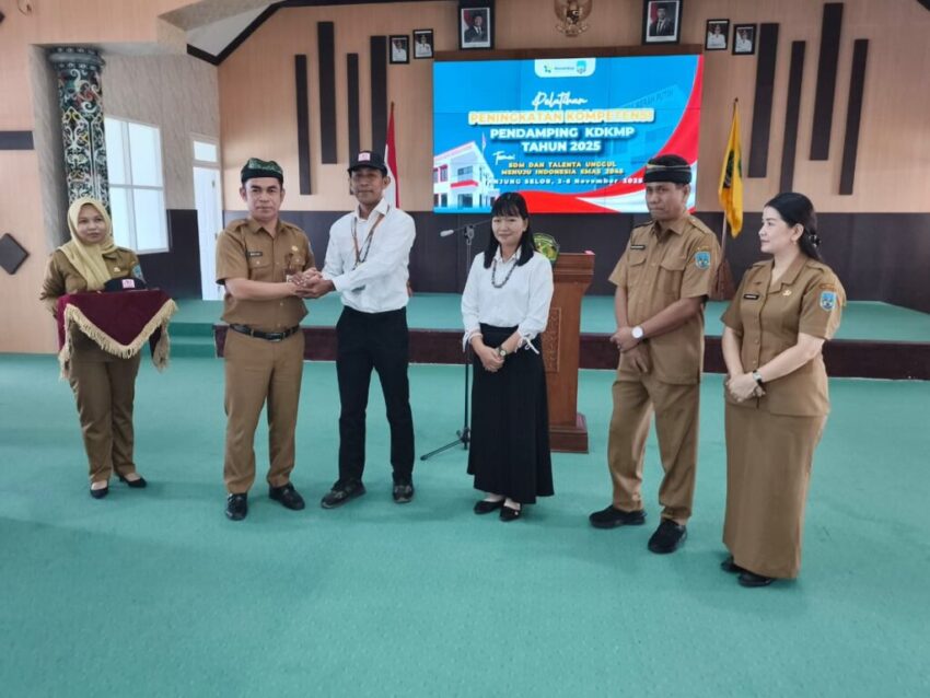 Pj Sekprov Kaltara, Dr. Bustan, membuka Pelatihan Pendamping Koperasi Merah Putih di Tanjung Selor. Kegiatan ini diharapkan melahirkan pendamping koperasi yang siap mendorong ekonomi desa lebih mandiri.