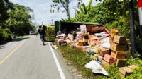 Truk sembako terbalik di ruas jalan Desa Sesua, Malinau Barat. Sejumlah kardus berisi bahan pokok tumpah ke bahu jalan setelah sopir diduga menghindari kendaraan dari arah berlawanan.