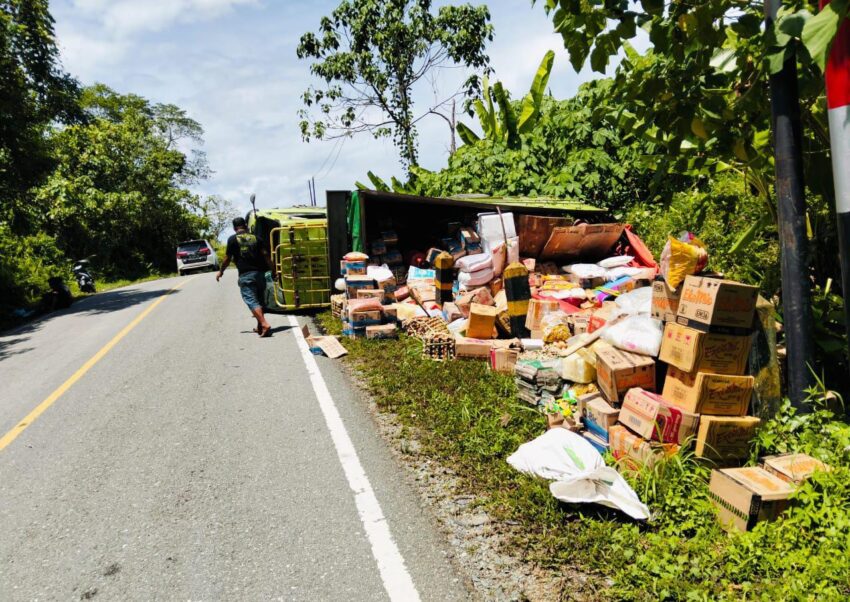 Truk sembako terbalik di ruas jalan Desa Sesua, Malinau Barat. Sejumlah kardus berisi bahan pokok tumpah ke bahu jalan setelah sopir diduga menghindari kendaraan dari arah berlawanan.