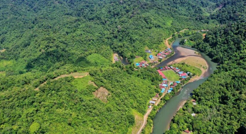 Kawasan Hutan di Kabupaten Malinau. Bentang hijau Malinau di Kalimantan Utara yang dijuluki paru-paru dunia. Hutan yang terjaga ini menjadi sumber kehidupan sekaligus jantung peradaban masyarakat adat setempat.