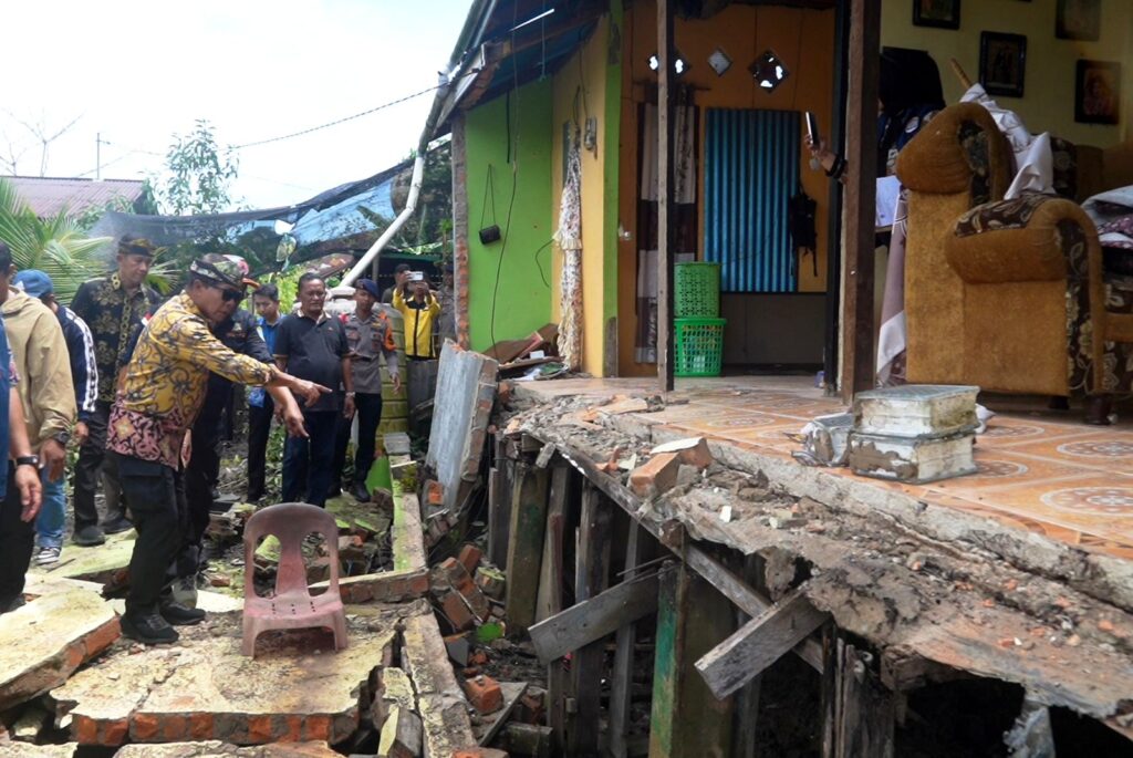 Pemprov Kaltara. Gubernur Kalimantan Utara, Zainal Arifin Paliwang saat meninjau rumah warga yang rusak akibat gempa 4,8 magnitudo di Kota Tarakan. Pemprov Kaltara menyalurkan bantuan Rp10 juta bagi setiap rumah terdampak.