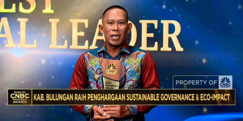 Pemkab Bulungan. Bupati Bulungan, Syarwani, menerima penghargaan Sustainable Governance & Eco Impact pada ajang CNBC Indonesia Awards 2025 di Jakarta.