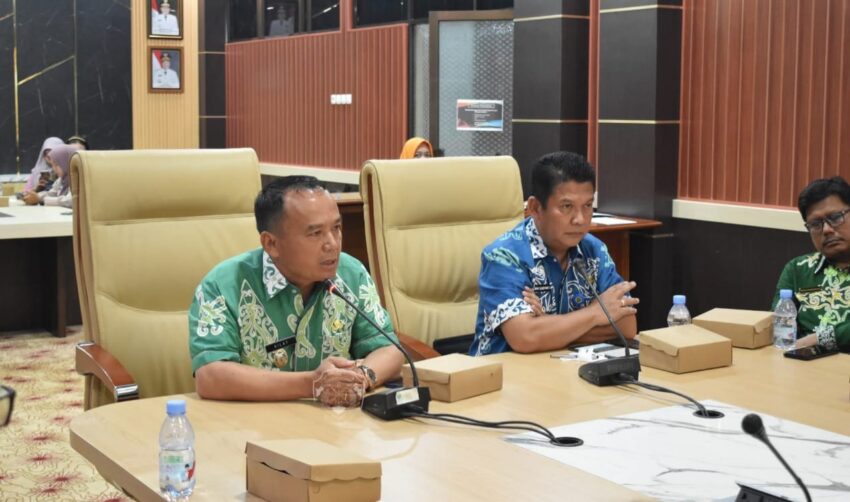 Wakil Bupati Bulungan, Kilat A.Md (kiri), bersama Kepala Bappeda dan Litbang Bulungan, Iwan Sugiyanta, ST., MT. (kanan), saat memberikan arahan dalam rapat penandatanganan komitmen bersama percepatan penurunan stunting di Ruang Rapat Sekda Bulungan.