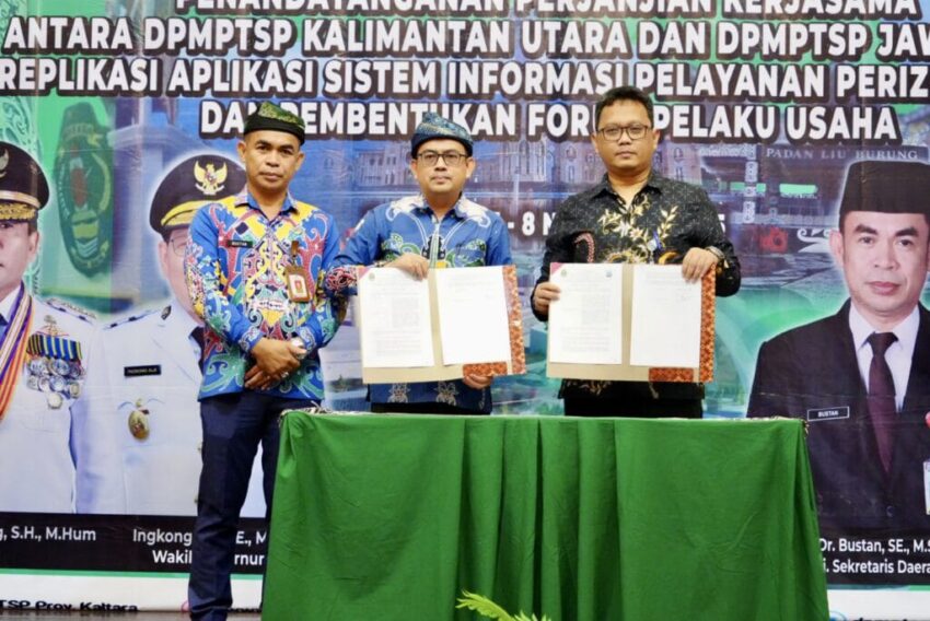 Perwakilan DPMPTSP Provinsi Kalimantan Utara dan Jawa Barat menunjukkan dokumen kesepakatan kerja sama replikasi aplikasi perizinan digital PESONA, disaksikan Penjabat Sekretaris Daerah Kaltara, Dr. Bustan, S.E., M.Si., dalam acara penandatanganan di Hotel Tarakan Plaza, Sabtu (8/11/2025).