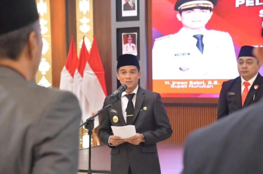 Pemkab Nunukan. Bupati Nunukan H. Irwan Sabri, S.E. saat memimpin pelantikan 17 Pejabat Pimpinan Tinggi Pratama di lingkungan Pemerintah Kabupaten Nunukan, Senin (10/11/2025).