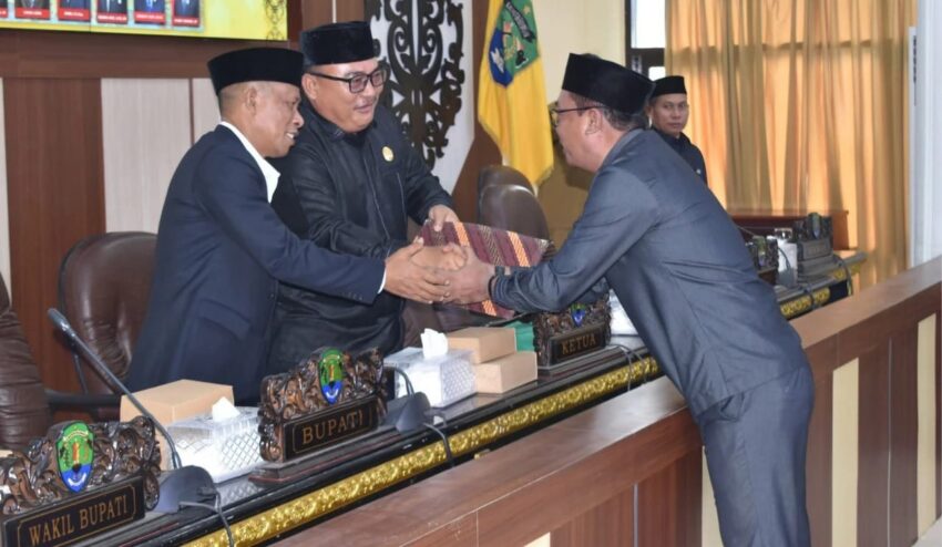 Momen penyerahan dokumen Raperda APBD 2026 antara Pemerintah Kabupaten Bulungan dan DPRD dalam rapat paripurna di Ruang Sidang Datu Adil, Senin (10/11).