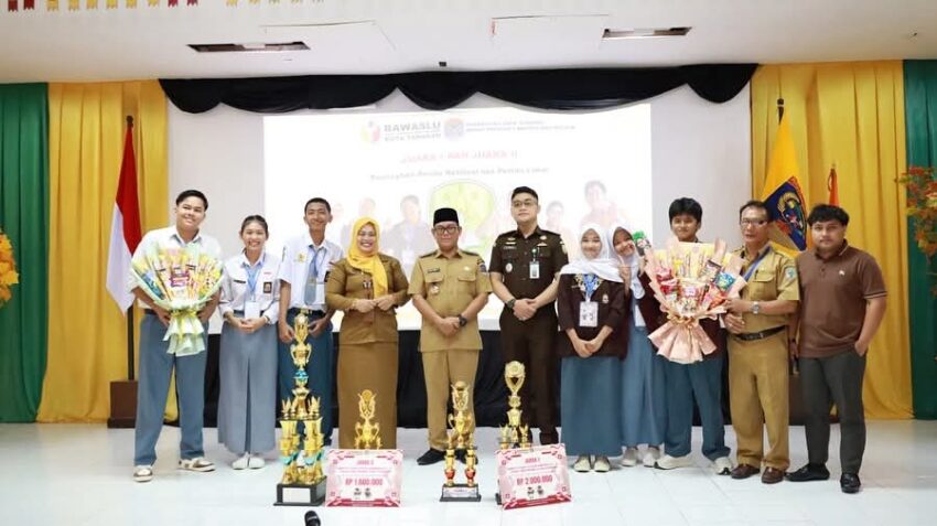 Momen kebersamaan Wakil Wali Kota Tarakan, Ibnu Saud Is, bersama para peserta dan pemenang Kompetisi Debat Demokrasi 2025 — ajang yang menumbuhkan semangat berpikir kritis di kalangan pelajar.