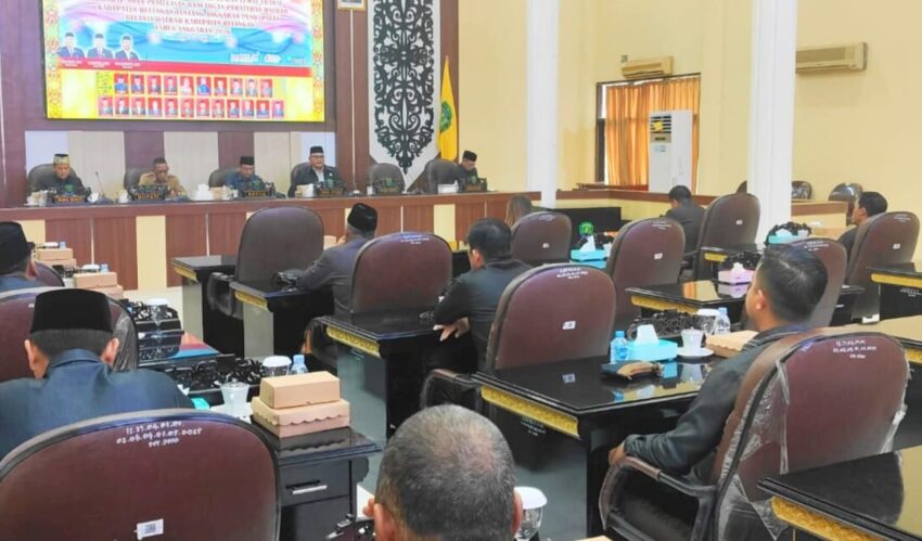 Suasana rapat paripurna DPRD Bulungan di Ruang Sidang Datu Adil, Selasa (11/11/2025). Rapat tersebut membahas jawaban pemerintah daerah atas pemandangan umum fraksi terkait rancangan APBD Kabupaten Bulungan tahun anggaran 2026.