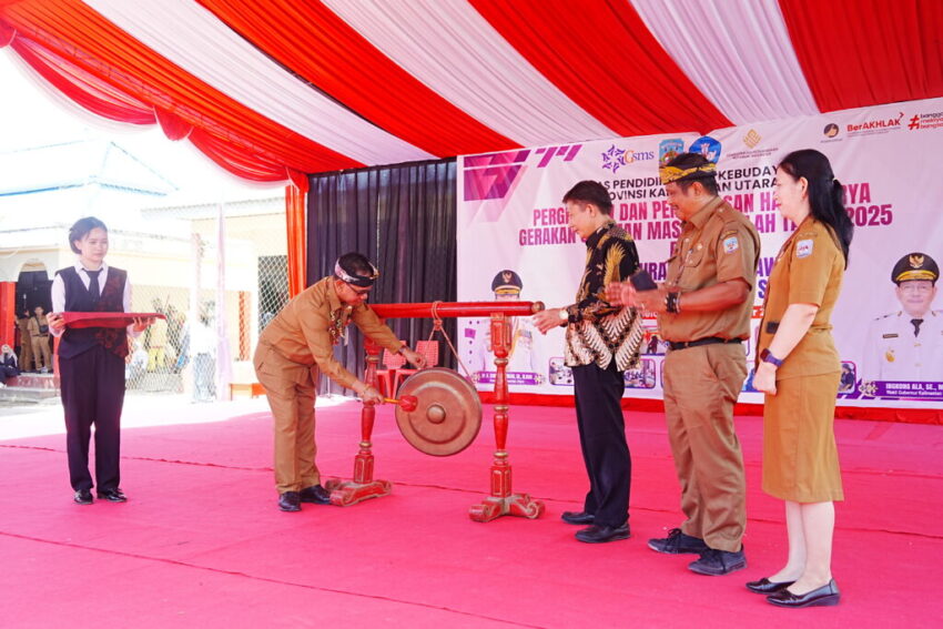 Staf Ahli Gubernur Kalimantan Utara Bidang Hukum, Kesatuan Bangsa, dan Pemerintahan, Robby Yuridi Hatman, S.Sos., M.T., memukul gong sebagai tanda dibukanya Pementasan Akhir Program Gerakan Seniman Masuk Sekolah (GSMS) Tahun 2025 di SMK Negeri 1 Tanjung Selor, Selasa (11/11/2025).