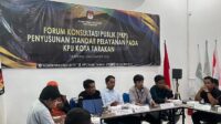 KPU Kota Tarakan. Ketua KPU Tarakan, Dedi Herdianto (tengah), bersama jajaran dan peserta forum saat membahas peningkatan standar pelayanan publik dalam Forum Konsultasi Publik (FKP) di Tarakan, Rabu (12/11/2025).