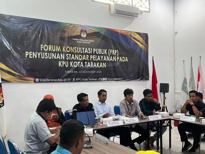 Ketua KPU Tarakan, Dedi Herdianto (tengah), bersama jajaran dan peserta forum saat membahas peningkatan standar pelayanan publik dalam Forum Konsultasi Publik (FKP) di Tarakan, Rabu (12/11/2025).