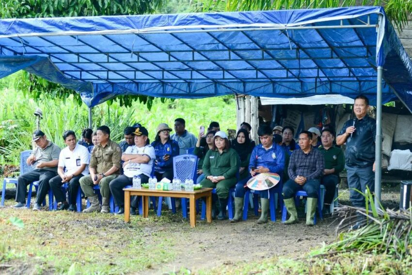 Suasana kegiatan Sapa Petani dan Satgas Petani Sehat di Desa Lidung Kemenci Seberang, Kecamatan Mentarang, yang dihadiri Sekda Malinau, Dr. Ernes Silvanus, bersama jajaran pemerintah daerah.