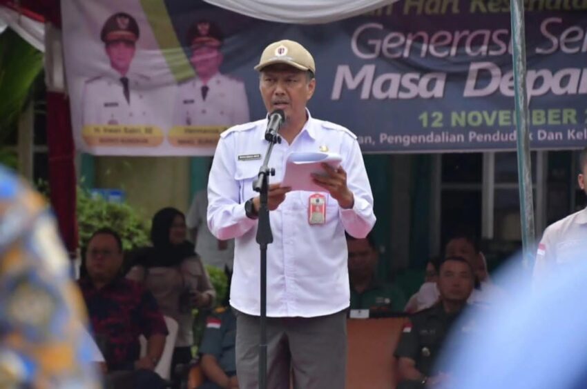 Asisten Pemerintahan dan Kesejahteraan Rakyat Setda Nunukan, Muhammad Amin, S.H., membacakan sambutan Menteri Kesehatan RI saat apel peringatan Hari Kesehatan Nasional (HKN) ke-61 di halaman Kantor Gadis Dua, Rabu (12/11/2025).