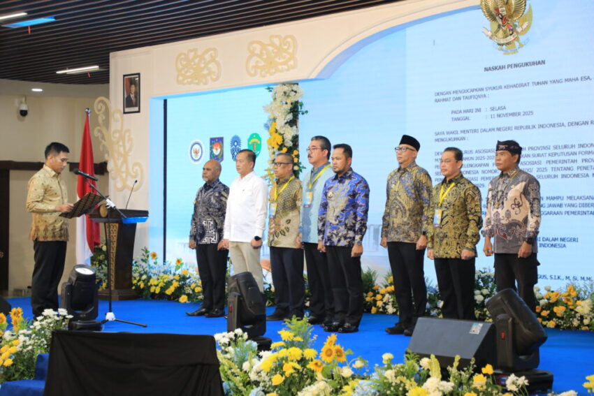 Gubernur Kalimantan Utara, Dr. H. Zainal Arifin Paliwang, S.H., M.Hum. (dua dari kanan), saat dikukuhkan sebagai Koordinator Wilayah Kalimantan dalam struktur pengurus Asosiasi Pemerintah Provinsi Seluruh Indonesia (APPSI) masa bakti 2025–2029 di Multifunction Hall Kemenko 1, Ibu Kota Nusantara.