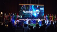 Panggung utama Ignite Fest 2025 menjadi pusat energi dan antusiasme para pemuda Malinau yang mengikuti malam doa dan pujian.