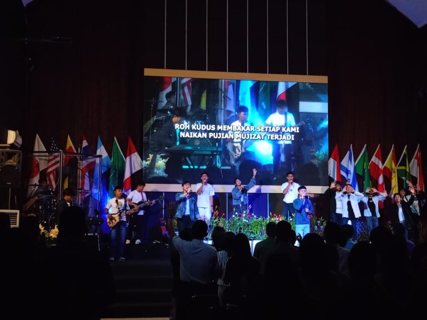 Panggung utama Ignite Fest 2025 menjadi pusat energi dan antusiasme para pemuda Malinau yang mengikuti malam doa dan pujian.