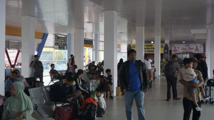 Pelabuhan Tengkayu I Tarakan. Ruang tunggu Pelabuhan Tengkayu I terlihat padat, semrawut, dan jauh dari standar pelayanan—menjadi bukti lemahnya pengelolaan fasilitas publik yang seharusnya menjadi wajah Kalimantan Utara.