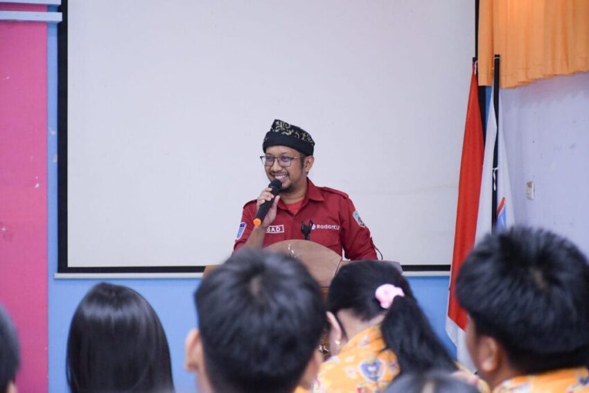 Pemprov Kaltara. Kabid Aptika DKISP Kaltara, Deddy Haryadi, saat membuka Sosialisasi Literasi SPBE di Aula SMK Negeri 2 Malinau, Rabu (12/11).