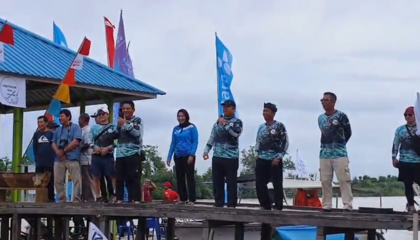 Sekda Malinau ikut menyemangati para pemancing sebelum turun ke spot masing-masing.