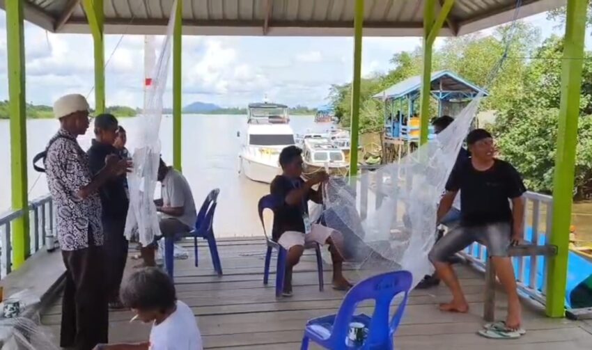 “Peserta lomba merangkai jala tengah menunjukkan keterampilan membuat simpul jaring dalam kegiatan KNTI Malinau, bagian dari upaya melestarikan teknik tangkap tradisional.”