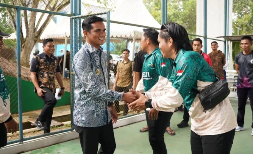 Pemkab Nunukan. Bupati Nunukan Irwan Sabri menyapa atlet dan official peserta Bupati Cup Tenis Lapangan 2025 jelang dimulainya pertandingan perdana.
