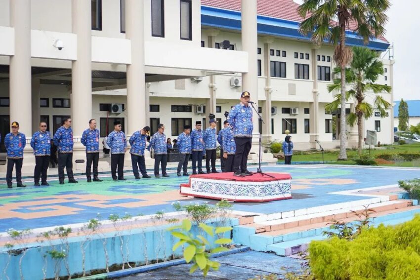 Apel Gabungan Korpri. Sekda Ernes Silvanus saat memimpin Apel Gabungan Korpri yang dilaksanakan di Kantor Pemda Malinau, Senin (17/11).