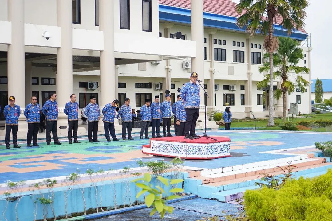 Sekda Ernes Silvanus saat memimpin Apel Gabungan Korpri yang dilaksanakan di Kantor Pemda Malinau, Senin (17/11).