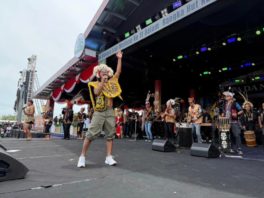 Suasana panggung IRAU 2025 yang disemarakkan musisi dan penampil lokal. Keramaian seperti ini menjadi salah satu indikator tingginya aktivitas ekonomi selama festival berlangsung.