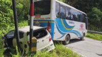 Kecelakaan Bus DAMRI. Bus DAMRI yang mengalami putus tali gas terlihat menabrak sebuah mobil Agya di tanjakan Desa Sempayang, Malinau Barat, Rabu (19/11/2025).