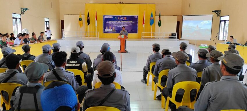 Peserta Satlinmas Kecamatan Tanjung Palas Utara mengikuti pembukaan bimtek peningkatan kapasitas yang digelar di BPU Desa Panca Agung, Rabu (19/11).
