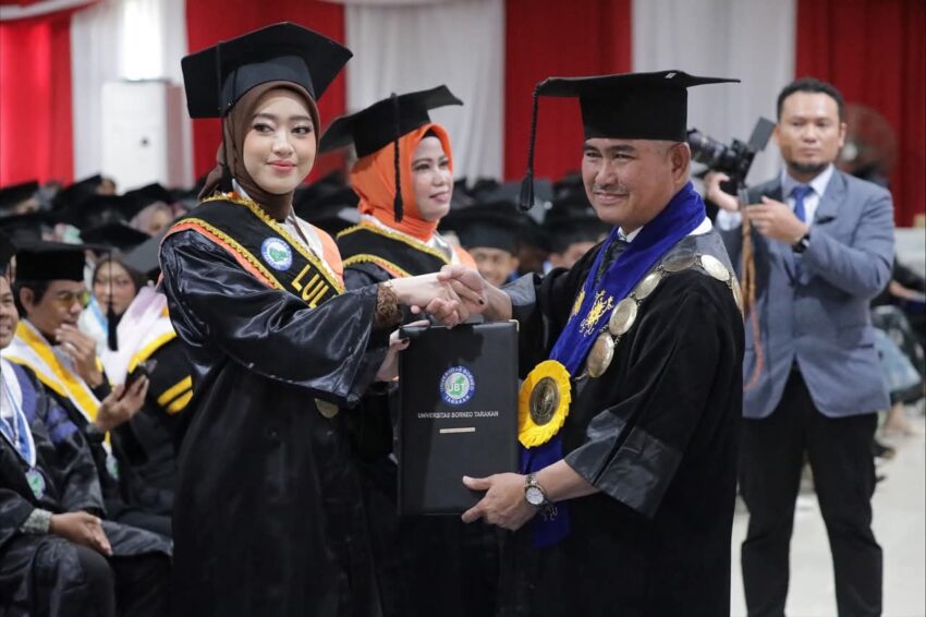 Prosesi penyerahan ijazah kepada para lulusan pada Sidang Senat Terbuka Wisuda ke-41 Universitas Borneo Tarakan.
