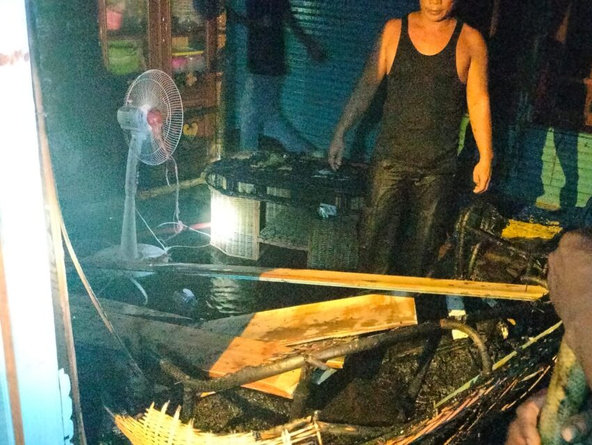 Damkar Malinau. Kondisi bagian dalam rumah korban usai api padam, menyisakan puing hangus dan perabot yang rusak.