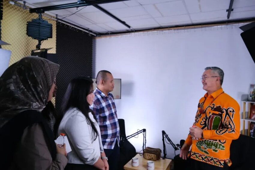 Bupati Malinau Wempi W. Mawa berbincang dengan tim Tempo usai sesi wawancara khusus di Jakarta, Rabu (19/11/2025).