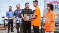 Sekda Malinau bersama peserta Lomba Mural Antikorupsi 2025, yang mengusung pesan ‘Bersama Lawan Korupsi, Bersama Lindungi Malinau’ di ruang publik Kuala Lapang.