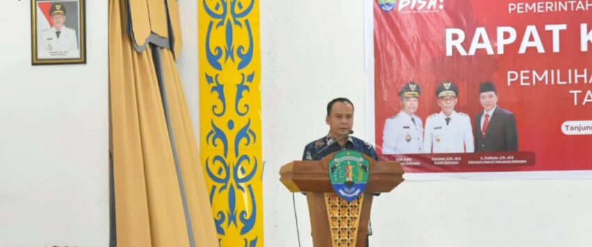 Pemkab Bulungan. Wabup Bulungan Kilat membuka Rakor Desk Pilkades 2025 di Tanjung Selor, memastikan seluruh tahapan pemilihan di 13 desa berjalan transparan, aman, dan tanpa konflik.