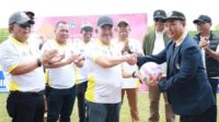 Momen pembukaan DPRD Cup II 2025 di Stadion Datu Adil, ditandai dengan penyerahan bola kepada Wali Kota Tarakan sebelum laga perdana dimulai.