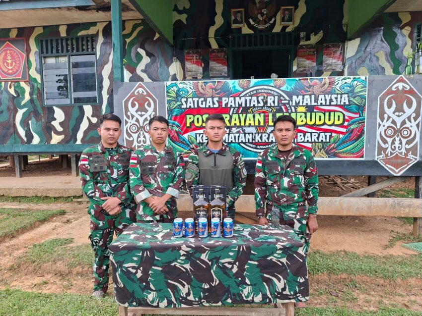 Petugas Satgas Pamtas di Pos Krayan Lembudud memperlihatkan hasil temuan miras ilegal yang diamankan dari sebuah kendaraan yang melintas di jalur perbatasan.